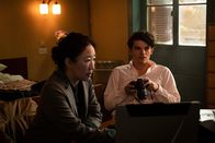 Killing Eve – Eve (Sandra Oh) und Hugo (Edward Bluemel) sind nach Rom gereist, um die Operation zu überwachen. Doch kaum angekommen, machen sie eine überraschende Entdeckung.