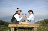 Der Bergdoktor – Zwischen Lisbeth (Monika Baumgartner, r.) und ihrer Urlaubsbekanntschaft Thomas Hellmann (Till Demtroder, l.) knistert es immer mehr.