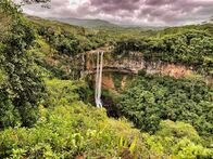 Verrückt nach Meer – Neben atemberaubenden Stränden findet man auf Mauritius auch einen faszinierenden Urwald mit vielseitigen Wasserfällen.