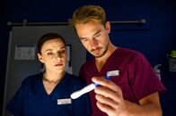 Bettys Diagnose – Sofia Abbas (Kiara Brunken), Lukas Hilpert (Niklas Löffler).
