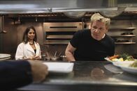 In Teufels Küche mit Gordon Ramsay – Jetzt wird es spannend für Gordon Ramsay (r.), denn er testet, ob das "Lido" dank seine Hilfe wieder Fuß fassen konnte ...