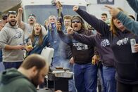 Unsere Kontinente – Tailgating, Parkplatzfeste, sind fester Bestandteil der amerikanischen Sportskultur, wie etwa beim Football.