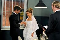 Rote Rosen – ARD ROTE ROSEN FOLGE 1083 Uhr im ERSTEN. Hochzeit: Glücklich empfängt Nadine (Hanna Lütje, M.) den Ehering von Falk (Guido Broscheit, l. mit Komparse).