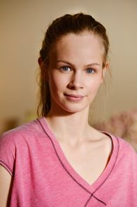 Knallerkerle – (2. Staffel) - Emilia Bernsdorf schlüpft in der Sketch-Comedy "Knallerkerle" in verschiedene Rollen ...
