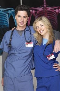 Scrubs - Die Anfänger – (2. Staffel) - Gemeinsam machen sich J.D. (Zach Braff, l.) und Elliot (Sarah Chalke, r.) daran, den unberechenbaren Krankenhausalltag zu meistern ...