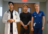 Atlanta Medical – Erheben sich gegen die Bürokratie im Krankenhaus, die dringende Behandlungen von Patienten verhindert: (v.l.n.r.) Devon (Manish Dayal), Conrad (Matt Czuchry) und Nicolette (Emily VanCamp) ...