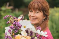 Querbeet – Moderatorin Sabrina Nitsche schneidet im Querbeet-Garten einen sommerlichen Blumenstrauß.
