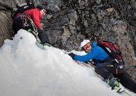 Unterm Eis – Während ihrer Bergtour geraten Isak (David Rott, rechts) und Jonas (Lucas Prisor) in große Gefahr.