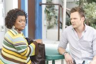 Community – Finden sich zu einer friedlichen Klatsch und Tratsch-Interessengemeinschaft über Brittas neuen Freund zusammen: Jeff (Joel McHale, r.) und Shirley (Yvette Nicole Brown, l.) ...