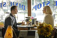 Hart of Dixie – Als George (Scott Porter, l.) seine Eltern zu seiner Ehren-Party einladen möchte, ist Lemon (Jaime King, r.) alles andere als begeistert.