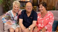 Wohnzimmer-Comedy – Doris Reichenauer, Bademeister Schaluppke und Petra Binder sitzen auf der Couch.