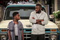 The Neighborhood – Jamaal (Amir O'Neil, l.); Malcolm Butler (Sheaun McKinney, r.)