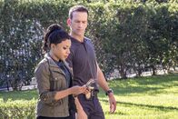 Navy CIS: New Orleans – L-r: Sonja Percy (Shalita Grant) und Christopher LaSalle (Lucas Black)