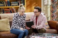 The Big Bang Theory – Die Comic-Con verursacht auch einen Konflikt zwischen Penny (Kaley Cuoco, l.) und Leonard (Johnny Galecki, r.). Werden sie schlussendlich ehrlich zueinander sein?