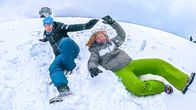 RUN4U - Winteredition! - #lauf – Vanessa und Zoe auf der Schneerutsche