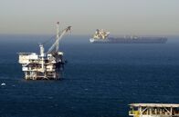 Das System Total - Anatomie eines Energiekonzerns – Bohrungen im Meer: Angesichts einer Unternehmensvergangenheit, die untrennbar mit Erdöl verknüpft ist, wirft das neue ökologische Selbstverständnis von TotalEnergies Fragen auf.