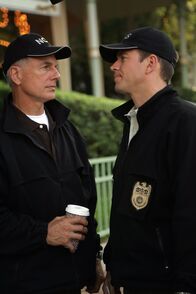 Navy CIS – Commander Tanner, ein wichtiger Mann bei einem geheimen Computer-Projekt, wird am helllichten Tag in einem Park entführt. Gibbs (Mark Harmon, l.) und Tony (Michael Weatherly, r.) ermitteln in diesem Fall ...