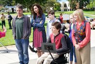 Speechless – Familie DiMeo, Mutter Maya (Minnie Driver, 2.v.l.), Vater Jimmy (John Ross Bowie, l.) und ihre drei Kinder Ray (Mason Cook, 3.v.l.), JJ (Micah Fowler, 3.v.r.) und Dylan (Kyla Kenedy, 2.v.r.) zieht in eine Nachbarschaft mit besserer Schule. Dort soll der behinderte JJ in Jennifer (Dina Spybey-Waters, r.) ein Sprachrohr finden. Doch kann das gutgehen?