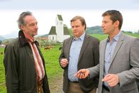 Die Rosenheim-Cops – Hat Tierarzt Sendlinger (Daniel Friedrich, l.) von der Affäre seiner Frau mit dem Opfer erfahren? Die Kommissare Hansen (Igor Jeftic, r.) und Hartl (Michael A. Grimm, M.) ermitteln.