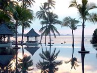 Das Traumhotel – "Das Traumhotel - Der Zauber von Bali", Hotelmanager Markus Winter reist im Auftrag seiner Tante nach Bali, um dort den Kauf eines Luxushotels vorzubereiten. Schnell wird ihm klar, dass die Schwestern Franziska und Maria, die den Betrieb von ihrem Vater geerbt haben, bezüglich des Verkaufs uneinig sind. Vor allem die schöne Maria scheint Markus' Pläne nicht zu schätzen. Inzwischen setzt Markus' 16-jährige Tochter Leonie alles daran, Popstar Alexander zu treffen. Er soll angeblich auf Bali ein neues Album aufnehmen. Mit Christian Kohlund (Markus Winter), Marion Mitterhammer (Maria Helmi), Clelia Sarto (Franziska Helmi), Ruth-Maria Kubitschek (Dorothea von Siethoff), Ulrich Reinthaller (Roland Heller), Miriam Morgenstern (Leonie Winter), Pierre Brice (Pierre Fontanne), Claudia Messner (Heike Heller), Alexander Klaws (Sänger Alexander)