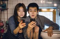 Parasite – Um auf das Internet der Nachbarn kostenlos zugreifen zu können, müssen sich die Geschwister Ki Jung (Park So Dam, li.) und Ki Woo (Choi Woo Shik, re.) neben die Toilette der kleinen Kellerwohnung quetschen.