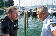 WaPo Bodensee – Paul Schott (Tim Wilde, r.) befragt Einsatzleiter Matthias Krämer (Martin Lindow, l.) zu den Geschehnissen bei der Bombenentschärfung.