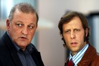 Wilsberg – Privatdetektiv Wilsberg (Leonard Lansink, l.) und sein Freund, der Steuerprüfer Ekki Talkötter (Oliver Korittke, r.), staunen nicht schlecht, als sie von den geschäftlichen Verwicklungen der Kirche erfahren.