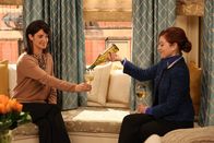 How I Met Your Mother – Jahre später erzählt Robin (Cobie Smulders, l.) Lily (Alyson Hannigan, r.) erneut ein weiteres Detail aus dem damaligen Erlebnis mit Marvin ...