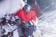Ice Road Rescue - Extremrettung in Norwegen – Overhalla, Norway - Jo Roger Blengslie attaching a wire to the plow truck in trouble.