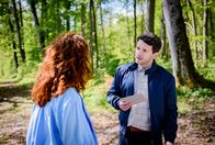 Sturm der Liebe – Fritz (Thimo Meitner, r.) schafft es nicht, Fanny (Johanna Graen, l.) den Brief des Vaters zu übergeben.