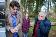 Sturm der Liebe – Vor Josie (Lena Conzendorf, M.) bekommt André (Joachim Lätsch, r.) für seine unüberlegte Aktion von Leon (Carl Bruchhäuser, l.) seine Quittung.