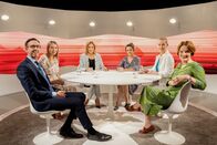 Club – v.l. Claudio Martelli, Vize-Direktor des Staatssekretariats für Migration, Halyna Ilyasevych Rauber, Ukrainischer Verein Schweiz, Moderatorin Barbara Lüthi, Albina Muhtari, Gründerin und Chefredaktorin «baba news», Miriam Behrens, Direktorin Schweizerische Flüchtlingshilfe, Francesca Falk, Historikerin, Dozentin für Migrationsgeschichte an der Universität Bern