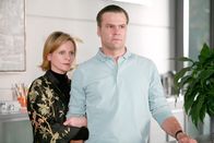Die Rosenheim-Cops – Sucht Ilse Stephanek (Astrid Strassburger) in ihrer Angst Schutz bei ihrem Bruder Klaus Traupe (Tom Quaas) oder hat sie etwas zu verbergen?