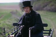 Les Misérables – Der ehemalige Sträfling Jean Valjean (Liam Neeson) ist inzwischen ehrlich geworden und unter anderem Namen zum geachteten Bürgermeister einer Kleinstadt aufgestiegen.