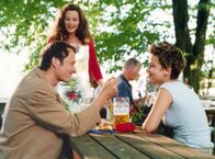 Ich schenk dir einen Seitensprung – Erik (Markus Knüfken) will seiner Freundin Sofie (Muriel Baumeister, re.) gerade einen Heiratsantrag machen, als die "gute" Bekannte Melissa (Franziska Schlattner) nebenbei erwähnt, wie nett der Abend mit Erik war.