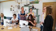 Hoagascht – v.l. Silke Dankelmayr, Gabriele Gamsjäger und Lisa-Marie Lahner beim Dirndl Nähkurs während ServusTV’s „Hoagascht – Des Dirndl is unser Gwand“ im Wohnaus von Astrid B. in Bad Goisern, Oberösterreich, Österreich am 26.September 2024.