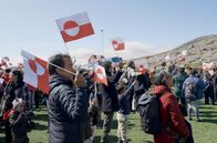 Grönland - Der neue Rohstoffrausch – Um den grönländischen Nationalfeiertag zu begehen, finden in Nuuk jährlich am 21. Juni Versammlungen und Feierlichkeiten statt.