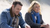 Mord auf Shetland – ARD Degeto MORD AUF SHETLAND - BÖSES BLUT Uhr im ERSTEN, online first ab Donnerstag (17.04.25) in der ARD MEDIATHEK Ruth (Ashley Jensen) mit ihrer Jugendliebe Cal Innes (Jamie Sives). - Motiv aus Teil 2 -