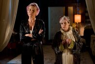 Hanni & Nanni 3 – Ein Schlossgespenst im Internat Lindenhof? Frau Mägerlein (Suzanne von Borsody, l.) glaubt nicht an solchen Unsinn. Mademoiselle Bertoux (Katharina Thalbach, r.) dagegen ist sich unsicher, ob es in den alten Gemäuern des Internats Lindenhof nicht doch ein bisschen spukt.