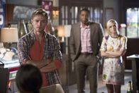 Hart of Dixie – Während Wade (Wilson Bethel, l.) sich Gedanken über die Zukunft macht, versucht Lavon (Cress Williams, M.) seine Mitbürger davon zu überzeugen, dass das Ende der Welt nicht bevor steht. Lemon (Jaime King, r.) möchte indessen alte Sünden ausbügeln ...