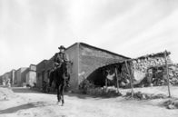 Bravados – Jim Douglass (Gregory Peck) ist auf dem Weg in die Kleinstadt Rio Arriba, auf der Suche nach den vier Bankräubern.