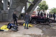 Navy CIS: L.A. – Mit Hilfe von drei ehemaligen Vietnamkriegern versuchen Callen (Chris O'Donnell, r.) und Hanna (LL Cool J, l.) die Ermittlungen zu einem Goldraub erfolgreich abzuschließen ...