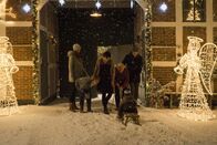 Ein Lächeln nachts um vier – Dieses Jahr zu Weihnachten sind auf dem Hof von Opa Walter und Oma Rosi alle vereint: Jule (Natalia Belitski), Rosi (Cornelia Froboess), Lexa (Lucie Heinze), Opa Walter (Tilo Prückner), Max (August Wittgenstein). Kind im Vordergrund: Komparse.