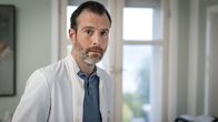 Praxis mit Meerblick – Hannes (Benjamin Güter) hält es zuhause gerade nicht aus.