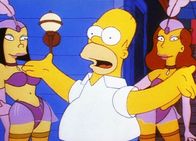 Die Simpsons – Homer (Mi.) ist begeistert von den hübschen Tänzerinnen in Belles Amüsierbetrieb.