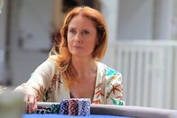 Death in Paradise – Am Pokertisch gibt es viel zu verlieren. Das wird auch Melanie Devaux (Zoe Telford) schmerzlich klar.