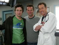 Scrubs - Die Anfänger – J.D. (Zach Braff, l.) ist stolz darauf, Murray (Matthew Perry, M.) aufgetrieben zu haben und überredet diesen tatsächlich dazu, eine Niere für seinen ungeliebten Vater zu opfern. Dr. Cox (John C. McGinley, r.) findet dies allerdings nicht gut ...