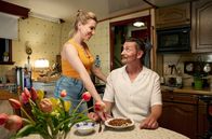 Rentnercops – Yvonne Wimmer (Nora Boeckler, l.) serviert Wojtech (Artur Majowski, r.) extra scharfen Gulasch.