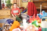 The Middle – Während sich seine Geschwister in die Haare kriegen, kann der findige Brick (Atticus Shaffer) aus der Ausmist-Aktion seiner Eltern Profit schlagen ...
