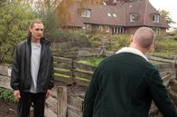 Rote Rosen – Anton (Jean-Luc Caputo, l.) ist erleichtert, dass Pit (Gareth McGregor, r.) auf seine Entschuldigung so locker reagiert.